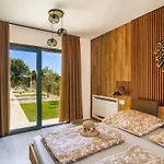 Villa Cataleya By Istrialux Smoljanci